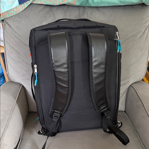 Sleek Vik 30L Hybrid Duffel Bag - Picture 4 of 7